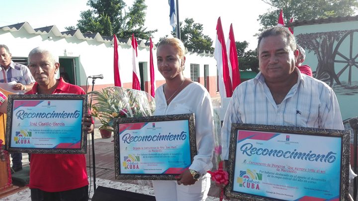 Reconocimiento por la labor destacada durante el Verano 2018 para el campamento de pioneros Que siempre brille el sol y la Brigada de instructores de arte José Martí, representados por su director Luis Lorenzo Lastre Rodríguez y la presidenta Daniuska García Cendán, respectivamente, y el metodólogo de educación física José Castillo García // Foto Marlene Herrera