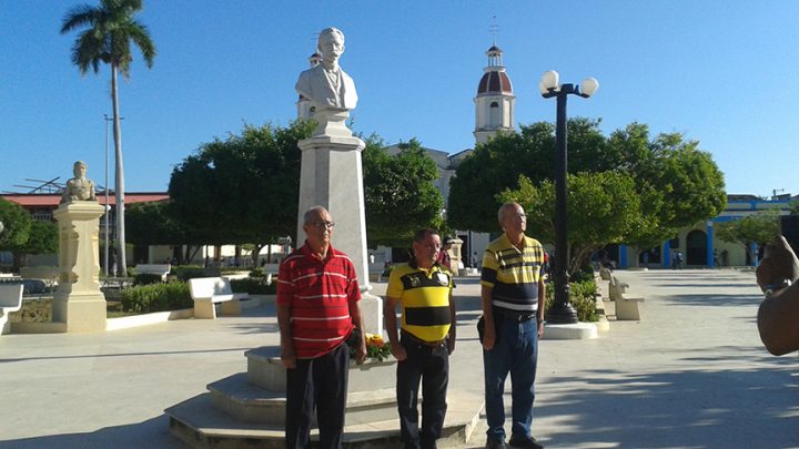 Durante la apertura, se rindió tributo al Apóstol José Martí, con la colocación de una ofrenda floral en el busto que le recuerda en el parque central de la ciudad // Foto Denia Fleitas