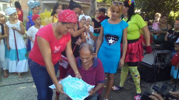 Centenario Pablo recibe regalo de los trabajadores sociales // Foto Eliexer Peláez