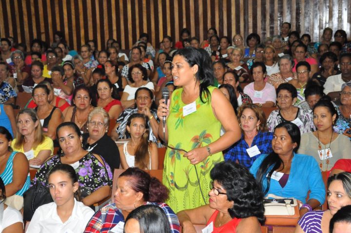 El encuentro fue propicio para que las participantes socializaran experiencias que han aplicado en sus comunidades // Foto Lilian Salvat