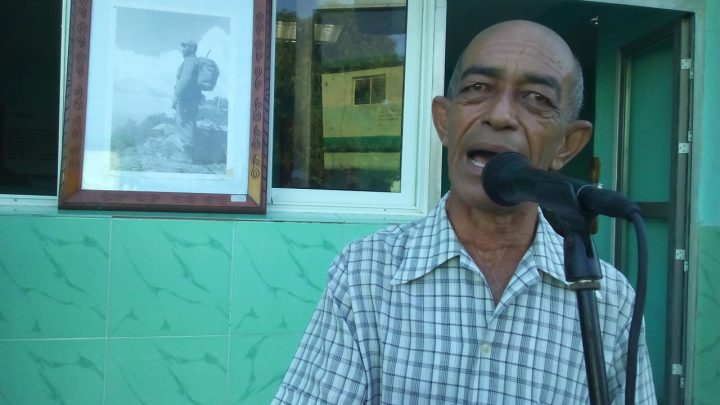 Santiago López Martínez, asesor del trabajo político ideológico de la dirección municipal de educación en Manzanillo // Foto Eliexer Peláez