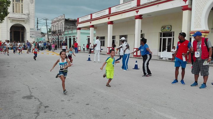 Los niños de la ecuela primaria fueron de los primeros en arribar a la Meta // Foto Marlene Herrera