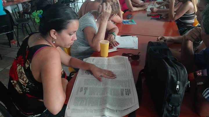 Los 108 trabajadores del centro escolar, que ya han aportado igualmente sus criterios desde las comunidades de residencia, patentizaron la condición de constituyentes // Foto Marlene Herrera