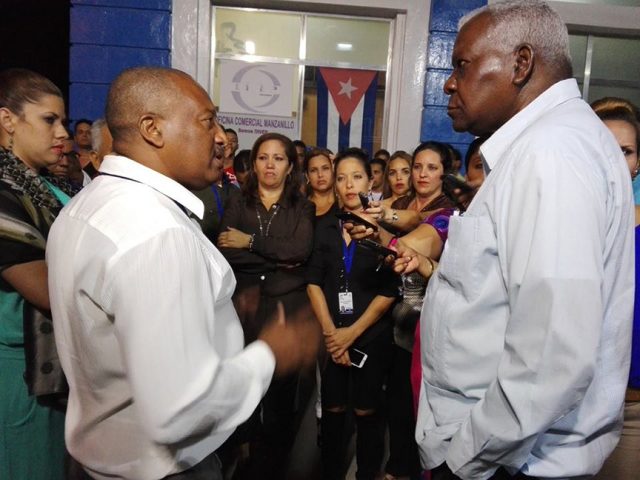 Esteban Lazo presidente de la Asamblea Nacional del Poder Popular conversa con Geraldo Romero Díaz, director del telecentro // Foto tomada de Facebook