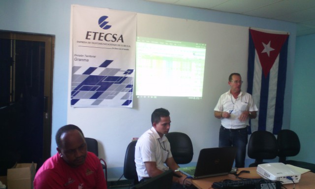 Activo de la calidad de la Empresa de Telecomunicaciones de Cuba (ETECSA) en la provincia de Granma // Foto Lilian Salvat