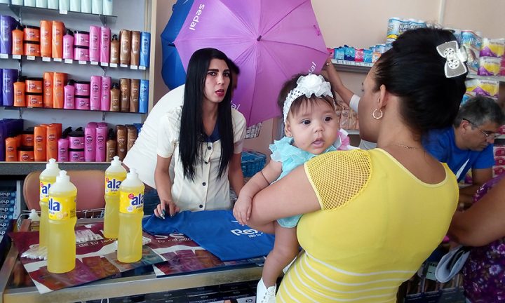 Promocionan productos de Suchel Unilever S.A en Manzanillo // Foto Eliexer Peláez