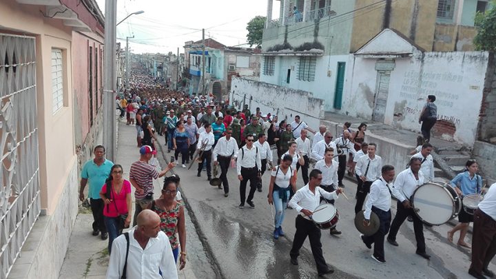 Peregrinación de manzanilleros hasta el cementerio local en la Operación tributo // Foto Marlene Herrera