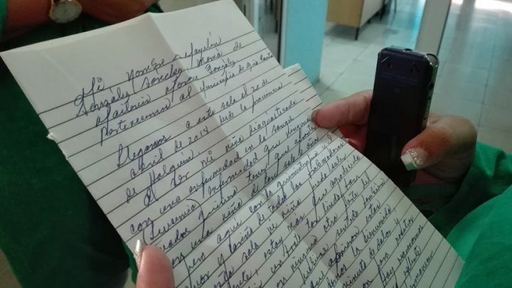 Carta de agradecimiento a trabajadores de la Sala de Oncohematología del hospital pediátrico de Manzanillo // Foto Marlene Herrera