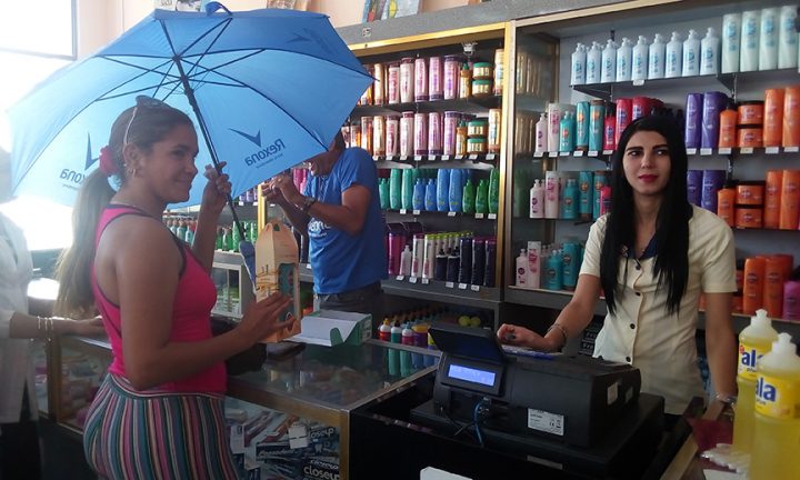 Una de las clientes ganadora de los sorteos // Foto Eliexer Peláez