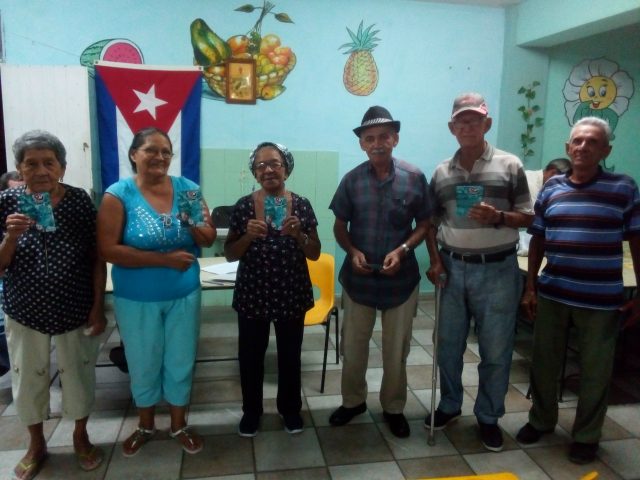 Fundadores de los CDR reciben reconocimientos // Foto Eliexer Peláez