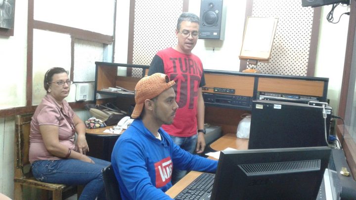 Eduardo Bertot, dirige el programa, el caballero del sonido Yosvanis Mendoza y la asesora Clara Fuertes // Foto Denia Fleitas