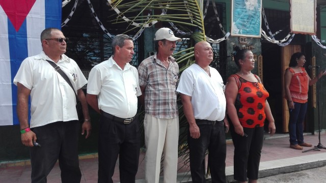 Trabajadores que recibieron la distinción Fernando Chenard Piña por las más de dos décadas de desempeño // Foto Marlene Herrera