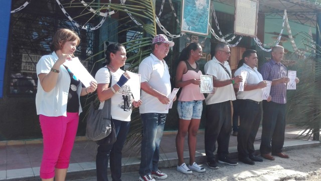 Se premió la dedicación de Gladis Olivera Vázquez, Osvaldo Sánchez Rodríguez, Yaima Bron Echavarría, las Unidades Básicas del Comercio número dos y ocho, y el centro sede // Foto Marlene Herrera