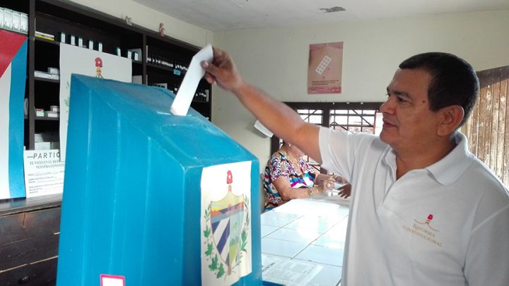 José Enrique Remón Domínguez, presidente de la Asamblea Municipal del Poder Popular de este municipio costero de la Provincia de Granma, ejercició su derecho al voto // Foto Marlene Herrera