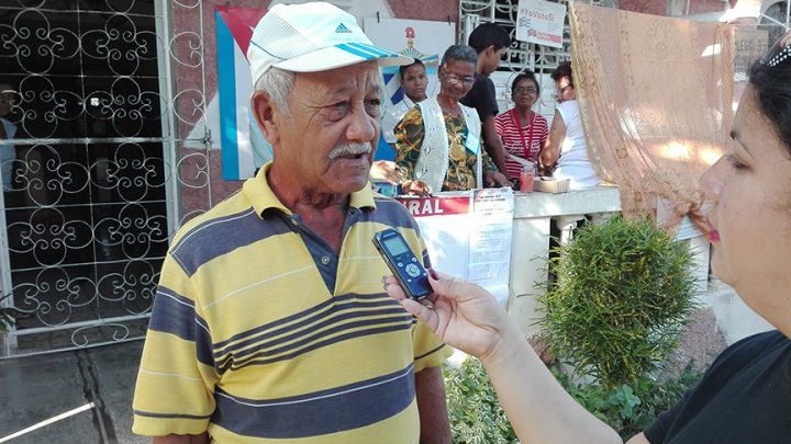 José Ramón Torres Tamayo, próximo a cumplir sus 75 años de vida, dedicó su voto “al invicto Comandante en Jefe Fidel Castro Ruz, a quien debemos honrar hoy, cada día, manteniendo las conquistas por las que se sacrificó” // Foto Marlene Herrera