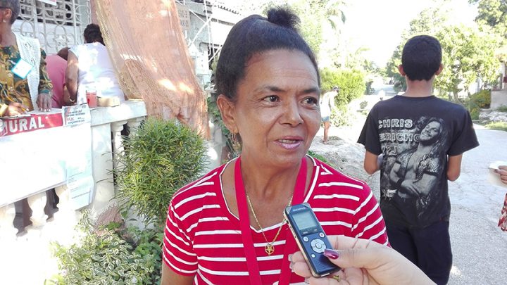 Olga Cabrales González, propietaria de la vivienda sita en calle caridad entre Pared y Santa Teresa, donde se localiza el colegio tres de la circunscripción 21 // Foto Marlene Herrera