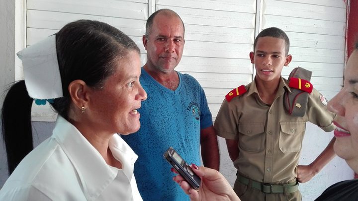 Annia Reyes Machado, enfermera del sistema asistencial médico, junto a su esposo e hijo // Foto Marlene Herrera