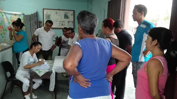 Con la presencia de vecinos se realiza el conteo de votos // Foto Marlene Herrera