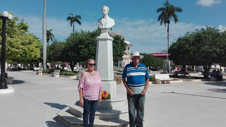 Los periodistas Mayra Batista Infante y Pedro Vera Portales colocan una ofrenda floral ante el busto de José Martí // Foto Marlene Herrera