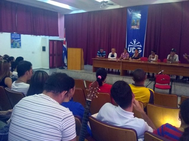 Periodistas de la delegación de Base Audiovisuales Manzanillo intercambiaron con estudiantes y profesores de la sede Blas Roca Calderío, de la Universidad de Granma (UDG) // Foto Lilian Salvat