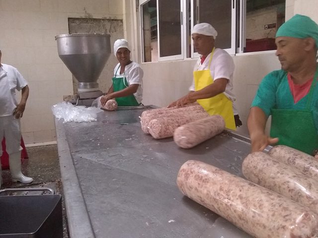 Con alto contenido de carne de res y cerdo de primera calidad, grasa, y menor cuantía de harina y de picadillo MDM, el embutido presenta mayor valor proteico y calidad // Foto Lilian Salvat