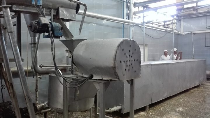 El montaje de una segunda máquina ensobradora de yogurt en esa entidad hace más eficiente el proceso productivo y se logra una mayor inocuidad de ese alimento // Foto Marlene Herrera