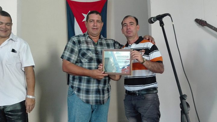 Reconocimiento del Partido Comunista de Cuba, de la Asamblea Municipal del Poder Popular a la emisora Radio Granma // Foto Marlene Herrera