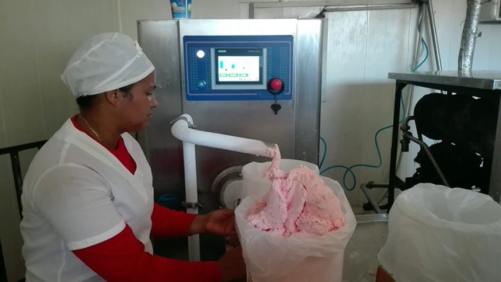 Se recupera la producción de helados en la mini planta de la Unidad Empresarial de Base (UEB) Lácteos // Foto Marlene Herrera