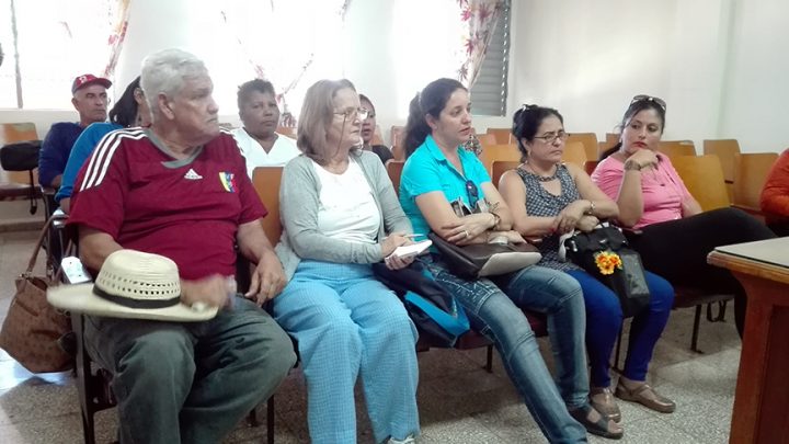 Junto al Hombre Noticia, Pedro Enrique Vera Portales, Premio Provincial de Periodismo Rubén Castillo Ramos por la obra de la vida, la periodista María Grant, manzanillera radicada en la Habana con fructífera labor dentro del gremio // Foto Marlene Herrera