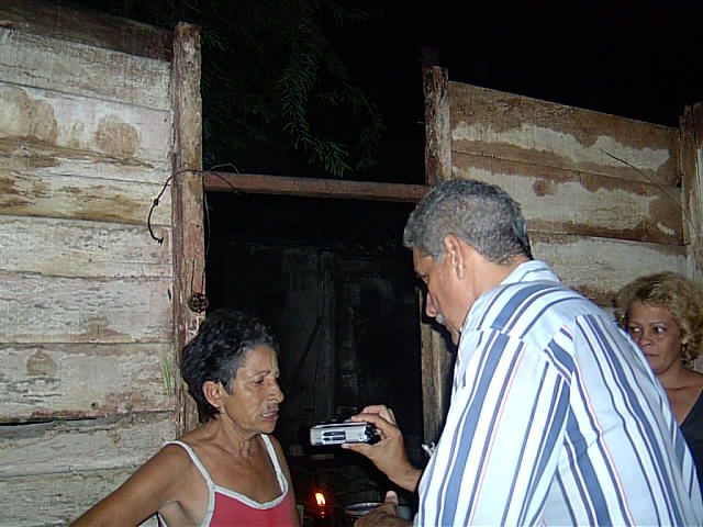 Vera: “Tienes que ser muy humano, identificarte con los problemas de las personas". En la foto momentos después del tornado del 2002 en Manzanillo // Foto Marlene Herrera