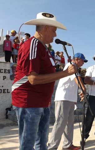 Una de los momentos que más disfruta es la descripción del desfile por el Primero de Mayo. En la foto en la Plaza Celia Sánchez en el desfile del 2016 // Foto Marlene Herrera