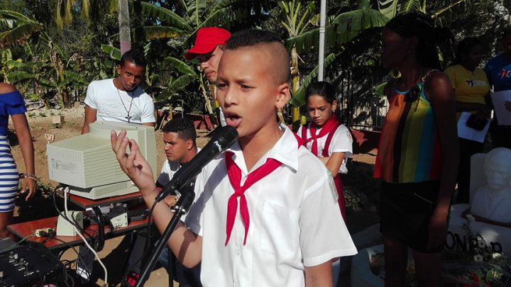 Ramón Emanuel: Hoy en el acto municipal, que se celebra en nuestro centro, elegido por sus resultados, voy a cantar para ella y me siento muy orgulloso por eso // Foto Marlene Herrera