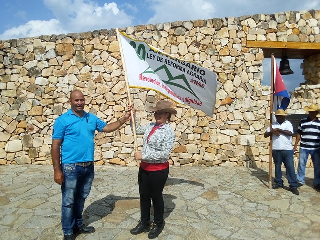 En la Demajagua, la bandera Aniversario 60 de Ley de Reforma Agraria fue entregada a los campesinos del municipio Campechuela // Foto Eliexer Peláez