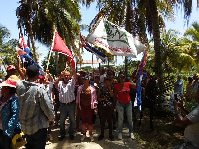 Campesinos de la CPA Omar Rivero recibieron la bandera Aniversario 60 de la Firma de la Primera Ley de Reforma Agraria// Foto Eliexer Peláez