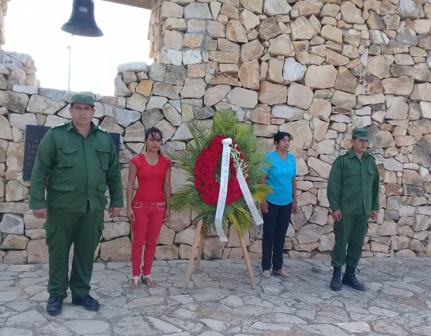 Al inicio de la actividad de entrega de cpmpromisoscolocaron una ofrenda floral frente a la campana // Foto Carmen León