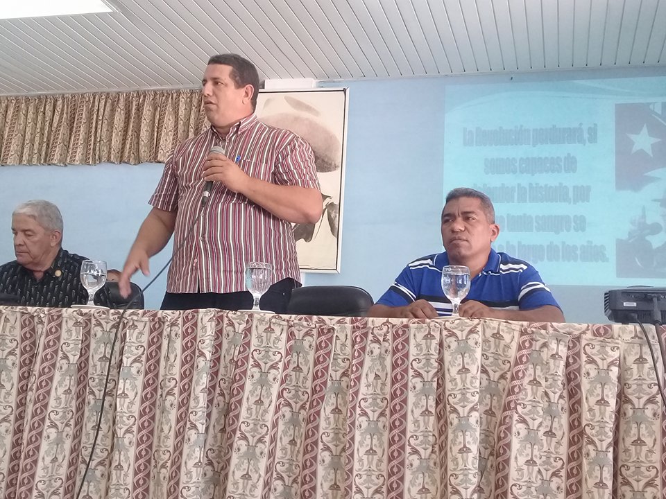 Calixto Santiesteban, primer secretario del Partido en Manzanillo dijo las palabras de clausura de la V Conferencia de la ACRC en Manzanillo // Fotos Carmen León