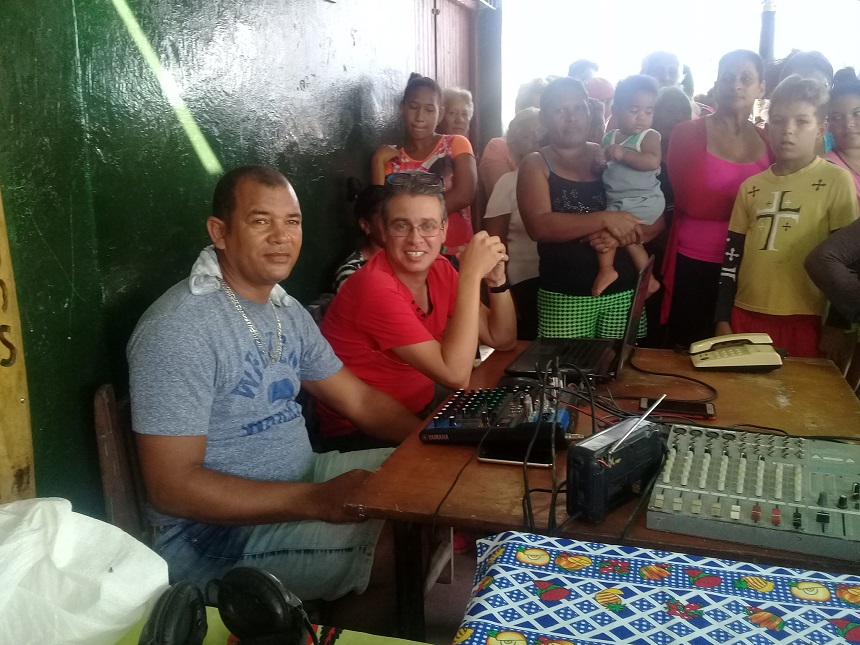 Eduardo Bertot y representante de la Disco Pirata de derecha a izquierda) en el control del sonido // Foto Denia Fleitas