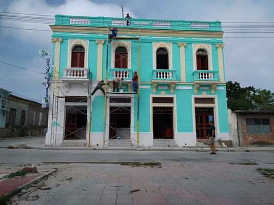 Farmacia piloto ubicada en la calle General Benítez esquina a Martí // Foto Lilian Salvat