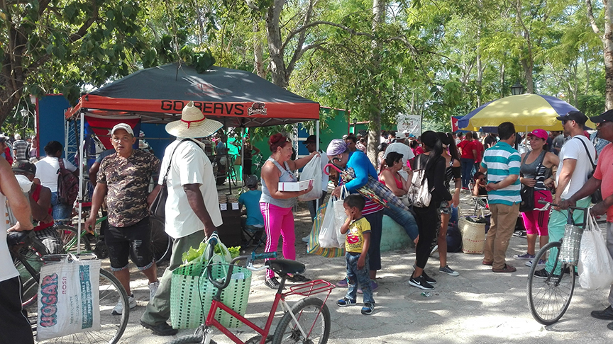 Desde las siete de la mañana comenzó la venta de productos en la feria por el 26 de julio // Foto Marlene Herrera