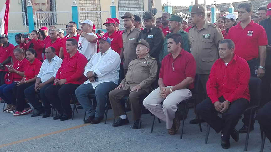 Guillermo García y los dirigentes del Partido y el Gobierno en la provincia y el municipio presidieron el acto // Foto Marlene Herrera