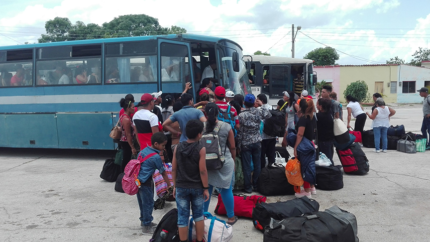 Los pasajeros con destino a Campechuela, Media Luna, Niquero y Pilón, son trasladados hasta sus municipios en guagua tras su arribo a Manzanillo en el tren // Foto Marlene Herrera
