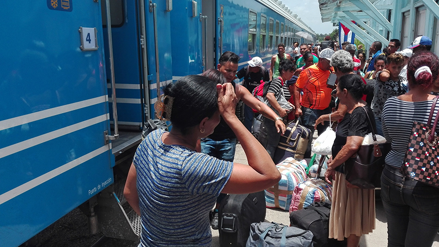 El tren llegó a la una y 29 minutos de la tarde de este miércoles // Foto Marlene Herrera