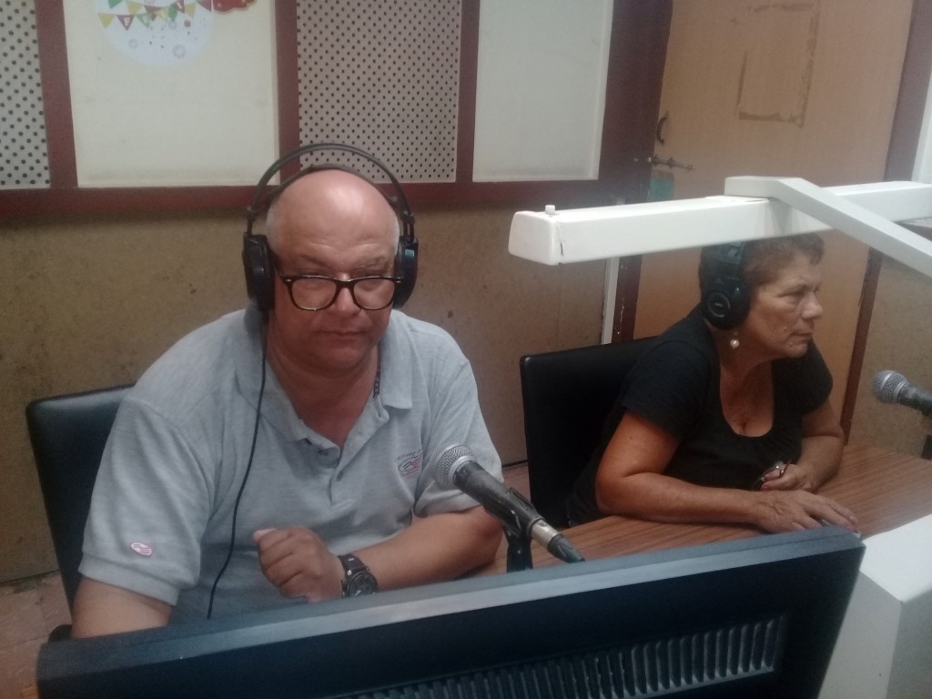 Héctor Reyna Matos, Micrófono de la Radio Cubana, junto a la también reconocida Argelia Verdecia // Foto Lilian Salvat