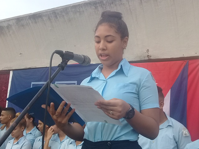 Ariadna Talabera Machado leyó el compromiso de quienes ingresaron hoy a la FEEM // Foto Eliexer Peláez