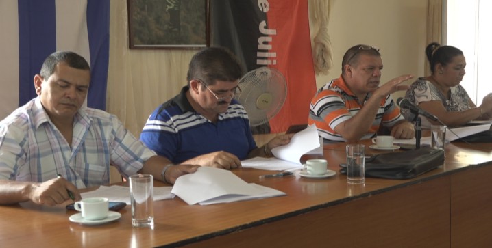 La reunión está presidida por Manuel Santiago Sobrino, presidente de la Asamblea Provincial del Poder Popular, y Francisco Escribano Cruz, vicepresidente que atiende el órgano de la administración en Granma, juno al presidente del gobierno en Manzanillo, José Enrique Remón Domínguez // Foto Eliexer Peláez