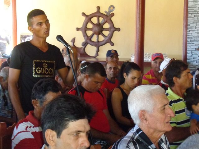 Los jóvenes tienen su protagonismo en la producción de alimentos en la CCS Frank País/ Foto Eliexer Pelaez Pacheco