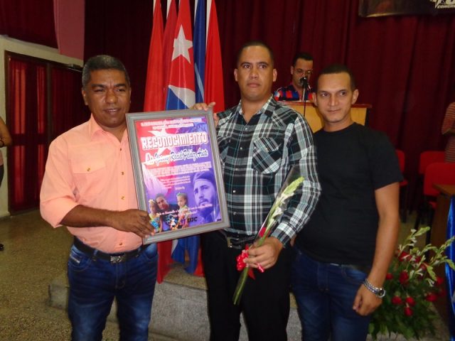 Raciel Peláez Aristi recibe reconocimiento // Foto Eliexer Pelaez Pacheco