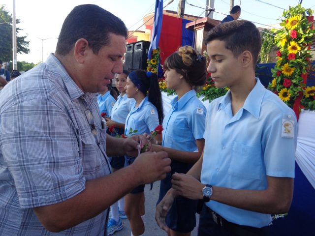 En el homenaje al Señor de la vanguardia diez jóvenes manzanilleros recibieron el carné que los acreditan como militantes de la UJC // Foto Eliexer Pelaez Pacheco 