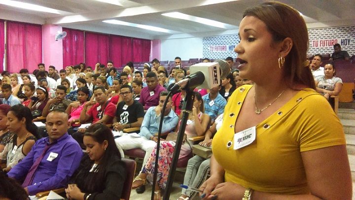 Delegada habla sobre la participación de los jóvenes en la producción de alimentos // Foto Eliexer Pelaez Pacheco