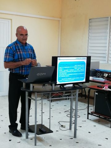 Dr. C. Oscar Vivero Reyes en su conferencia Realidad y perspectiva del perfeccionamiento curricular en el Ministerio de Educación Superior // Foto Cortesía de la dirección del Proyecto